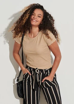 ONLY Damen NOOS Ribbed T-Shirt Mit Frilldetails Nomad Dunkel Beige -Onlyy Kleidung Geschaft 22030627 2